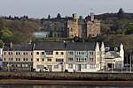 Uferbebauung in Stornoway mit Lews Castle im Hintergrund