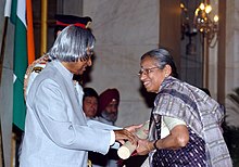 Президент, доктор А.П.Дж. Абдул Калам представляет Падма Шри Smt. Васундхара Комкали, ведущая вокалистка, на церемонии посвящения в Раштрапати Бхаван в Нью-Дели 29 марта 2006 года.