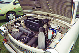 Motorraum des Trabant 601 mit 12 V-Anlage und Tankpeilstab hinter der linken Motorhaubenstrebe