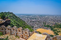 Pohled na město Jaipur z pevnosti Nahargarh. – Růžové město Džajpur je zapsáno na seznamu světového dědictví UNESCO. Opevněné město Džajpur v severozápadním Indickém státě Rádžasthán založil v roce 1727 Džaj Singh II. Na rozdíl od jiných měst v regionu, která se nacházejí v kopcovitém terénu, byl Džajpur založen na planině a postaven podle plánu sítě interpretovaného ve světle Védské architektury.