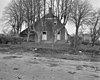 Grote boerderij met voorhuis onder zadeldak tussen afgeknotte topgevels (sinds 1977: gemeentehuis)