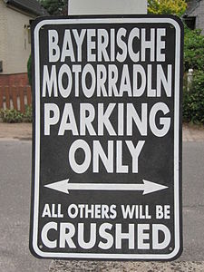 Warnschild für die Inhaber nicht-bayerischer Motorräder.