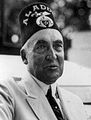 Presidentti Warren G. Harding pukeutuneena Shriners-järjestön päähineeseen (1923)