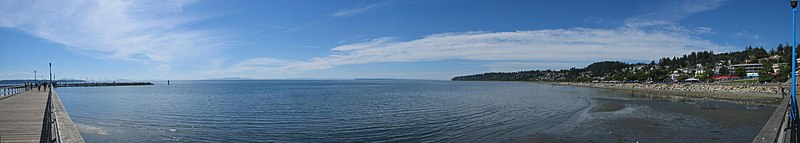 Promenado kaj malferma vido al golfeto Semiahmoo, de la piero