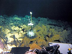 Трансмиссометр, расположенный в юго-западной части вулкана, который измеряет процент прозрачности воды. Снимок NOAA (2005 г.).