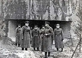 Командующий 1-й гвардейской армией генерал-полковник А.А. Гречко (в центре) с офицерами штаба на линии Арпада. 1944 г.jpg