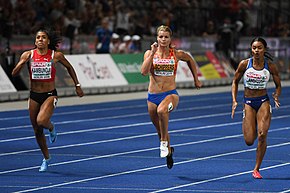 100-Meter-Finale kurz vor dem Ziel (v. l. n. r.): Mujinga Kambundji (Vierte), Dafne Schippers (Bronze), Imani-Lara Lansiquot (Sechste)