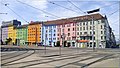 Die gürtelseitigen Gebäude des Häuserblocks zwischen Prinz-Eugen-Straße und Mommsengasse (Nrn. 2–10) gehören zur Caritas und sind in den Farben der Euro-Geldscheine bemalt