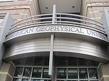 Здание Американского геофизического союза, главный вход.jpg