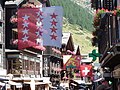 Le drapeau valaisan pendu à la Bahnhofstrasse de Zermatt.