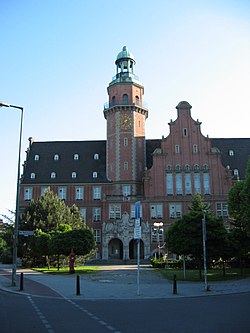 Rathaus Reinickendorf mit Vorplatz und Ostseebrunnen