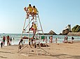 Sauveteurs et baigneurs sur la plage de la Côte des Basques à Biarritz.