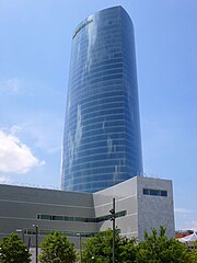 Paraninfo de la Universidad del País Vasco junto a la torre Iberdrola