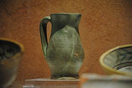 Boccale, invetriato monocromo di produzione pisana (seconda metà XIII - inizi XIV secolo) - collezione Tongiorgi.