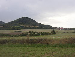 Pohled na Boreč od východo-severovýchodu. Vpravo na úbočí hory osada Režný Újezd.