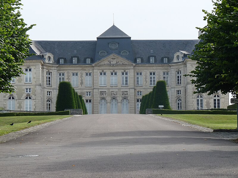 Datei:Brienne-le-chateau-Auffahrt.JPG