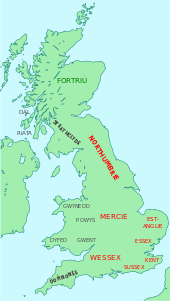 Carte de l'île de Grande-Bretagne portant les noms de plusieurs royaumes, dont la Northumbrie au Nord de l'Angleterre et la Mercie au centre.