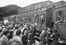 Departure of STO workers from the Paris-Nord station in 1943 Bundesarchiv Bild 183-J14405, Paris, Abreise franzosischer Kriegsarbeiter nach Deutschland.jpg