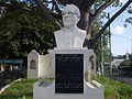 Busto en honor a Monseñor Arnulfo Romero en la entrada principal.