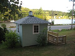 Kamera obscura yang dibuat oleh Mark Ellis dengan gaya kabin gunung Adirondack, Lake Flower, Saranac Lake, New York