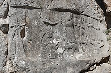 La rencontre de la procession des dieux menés par le Dieu de l'Orage du Hatti/Teshub (à gauche) et la procession des déesses menées par la Déesse-Soleil d'Arinna/Hebat (à droite). Bas-relief de la Chambre A de Yazılıkaya.
