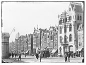 Damrak ten zuiden van de Baafjessteeg (april 1894; steigers zijn net weg)