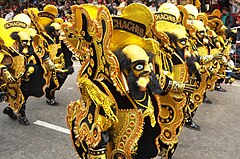 Carnaval d'Oruro : en cadrant serré sur le groupe, le décor et le public sont presque totalement éliminés de la photographie, ce qui n'est pas forcément plus mal.