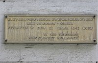 Tablica pamiątkowa na ścianie budynku głównego Dworca Kolei Górnośląskiej