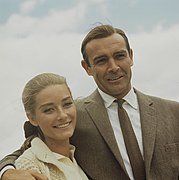 Sean Connery als James Bond und Tania Mallet als Tilly Masterson, in 007 – Goldfinger bei Dreharbeiten am Furkapass und in Andermatt, 1964