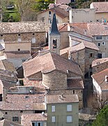 L'église d'Uzer depuis les collines.