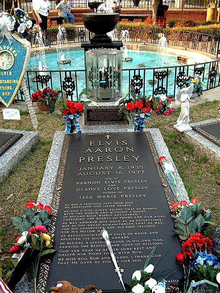 Fichier:Elvis' tomb.jpg