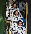 A Szojuz TMA–20M személyzete közvetlenül az űrhajóba beszállás előtt (fent: Ovcsinyin, középen: Williams, lent: Szkripocska), 2016. március 18-án.