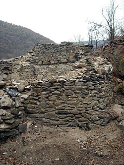 Останки от крепостната черква „Св. Илия“ в крепостта Урвич