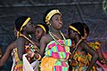 Mädchen einer traditionelle Tanzgruppe beim Surrey Fusion Festival in Ghana, 2010