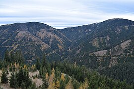 Blick über den Talschluss des Kleintals auf den Eiblkogel (rechts), mittig der turmartige Bau des südlichen Entlüftungsschachts