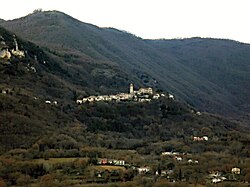 Pohled od východu z údolí Rieti na obec Greccio, ležící na svazích Sabinských hor.