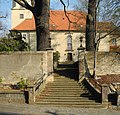 Einfriedungsmauer des Kirchhofs mit drei Eingangstoren und Treppenanlage (Einzeldenkmal zu ID-Nr. 09289675)