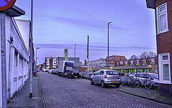 Het westelijke deel van de Barestraat gezien vanaf de Merwedestraat. In de 20e eeuw zijn hier aan zuidzijde (rechts) veel huizen gesloopt. Later werd hier een parkeerterrein aangelegd voor winkelcentrum De Rivierenhof.