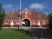 Das ehemalige Torhaus liegt nördlich des Gutes im heutigen Siedlungsbereich des Dorfes Ebberup.