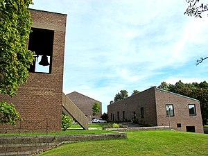 Härlanda kyrka med klocktorn och församlingshem