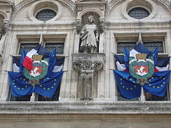 Façade pavoisée de l'hôtel de ville de Paris