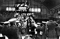 Arrivée de la venue de l'échange de captivité blessés russes sur la Hauptbahnhof Lübeck le 2 septembre 1915