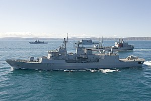 HMNZS Te Kaha (F77) sammen med andre skibe fra New Zealand