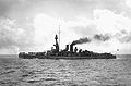 A HMS Sverige svéd partvédő páncéloshajó 1931 után, második átépítését követően, hátrahajló elülső kéménnyel, már főárboc nélkül.