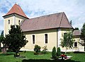 Kirche (mit Ausstattung) und Kirchhof mit Einfriedungsmauer und Grabmalen