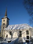 Hovsta kyrka i vinterskrud.