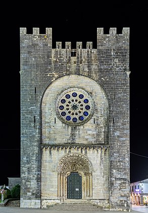 Vista frontal noturna da igreja-fortaleza de São Nicolau em Portomarín, no Caminho de Santiago, província de Lugo, Espanha. (definição 4 636 × 6 648)