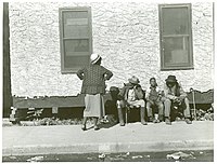 Voor het stadhuis in Belle Glade (Florida), januari 1939