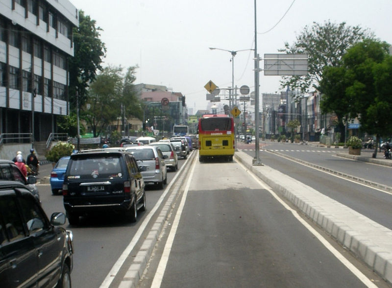 Berkas:JakartaTransjakartaunabhängigerFahrweg.jpg