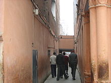 Изображение узкого прохода между высокими стенами, ведущего ко входу в Джаллианвала Баг.
